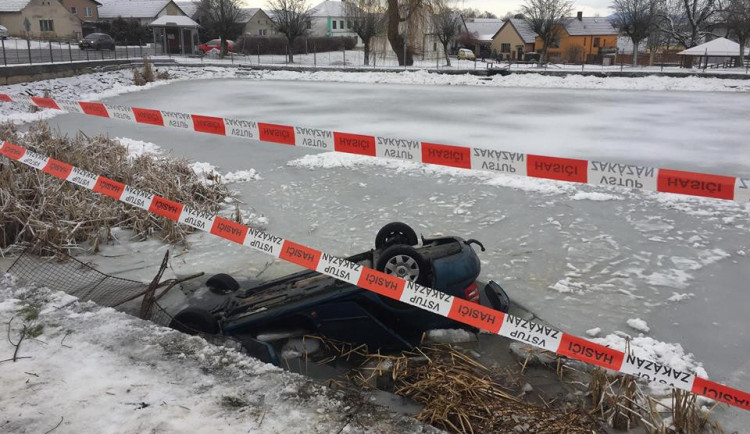 Do požární nádrže ve Strážkovicích sjelo auto