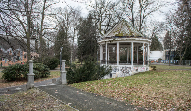 Altán v parku Háječek čeká rekonstrukce. Bude z něj kavárna