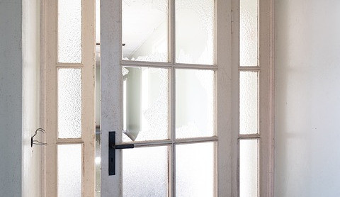 Zloděj poničil 12 dveří 