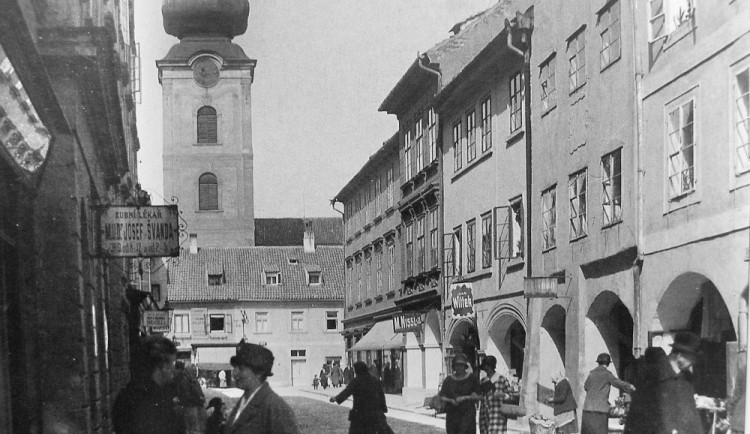 Piaristická ulice z náměstí ke klášteru v čase první republiky.