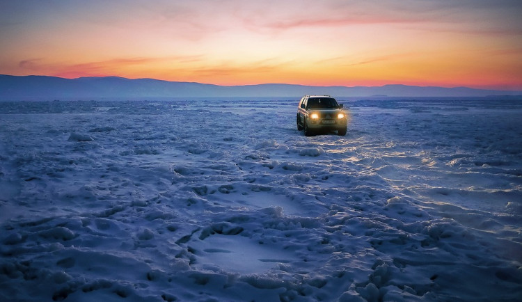 Lidé jizdou po Lipně riskují