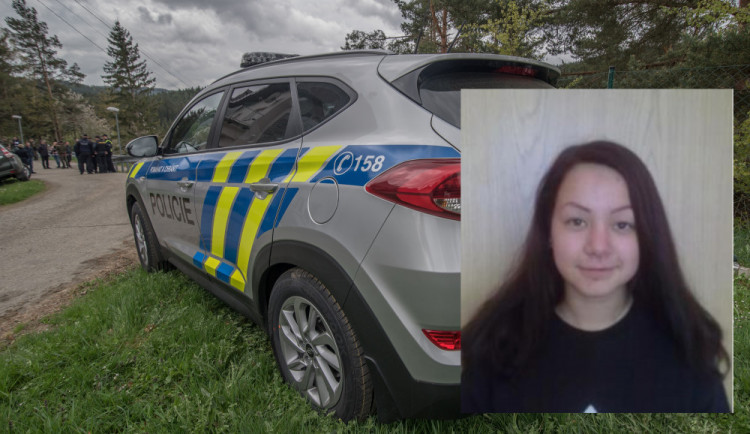 Sedmnáctiletá Nikola Vaňurová utekla z budovy soudu. Pátrá po ní policie