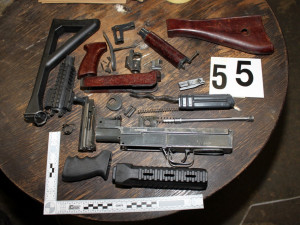 Jihočeští kriminalisté obžalovali šest lidí kvůli obchodu se zbraněmi