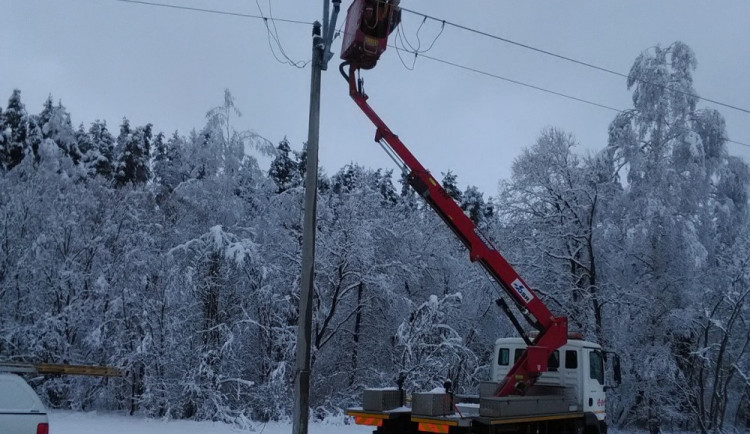 Sněhová kalamita na jihu Čech stále zaměstnává hasiče i energetiky. Situace se ale uklidňuje