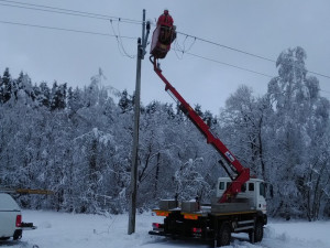 Sněhová kalamita na jihu Čech stále zaměstnává hasiče i energetiky. Situace se ale uklidňuje
