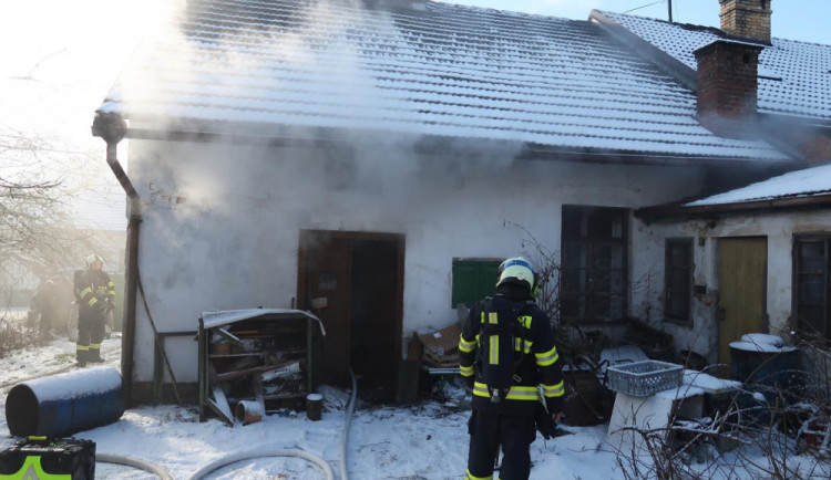 Při požáru rodinného domu na Táborsku uhořel jeden člověk. Případ vyšetřuje policie