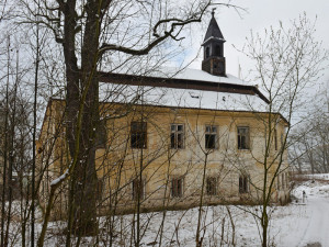 Zámeček v Poříčí utekl hrobníkovi z lopaty.