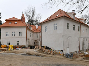 Zámeček v Poříčí utekl hrobníkovi z lopaty.