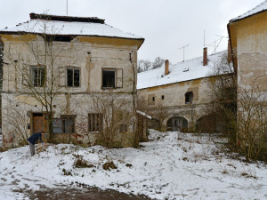 Zámeček v Poříčí utekl hrobníkovi z lopaty.