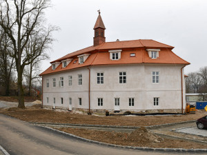 Zámeček v Poříčí utekl hrobníkovi z lopaty.