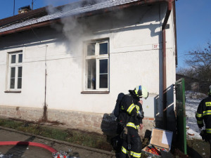 Při požáru rodinného domu na Táborsku uhořel jeden člověk. Případ vyšetřuje policie