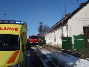 Při požáru rodinného domu na Táborsku uhořel jeden člověk. Případ vyšetřuje policie
