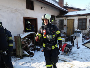 Při požáru rodinného domu na Táborsku uhořel jeden člověk. Případ vyšetřuje policie