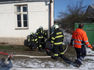 Při požáru rodinného domu na Táborsku uhořel jeden člověk. Případ vyšetřuje policie