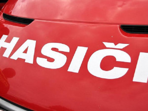 Při požáru rodinného domu na Táborsku uhořel jeden člověk. Případ vyšetřuje policie