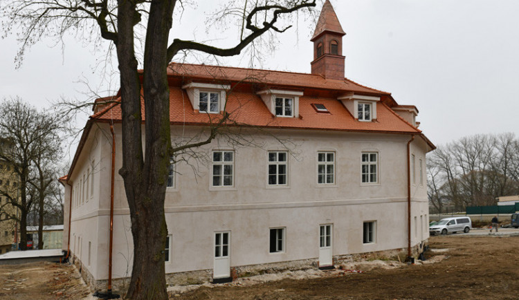 Zámeček v Poříčí utekl hrobníkovi z lopaty.