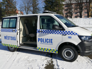 Českobudějovičtí strážníci mají nové auto, použijí ho při odchytu zvířat a opilců