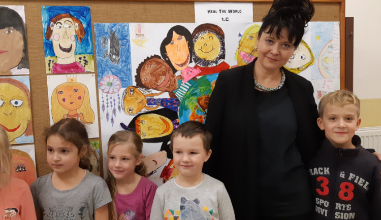 Žáci rudolfovské základy malují pro UNICEF