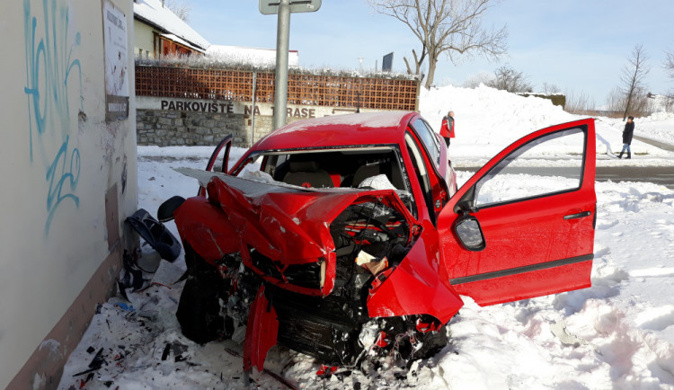 VIDEO: V Černé v Pošumaví narazilo auto do rodinného domu. Řidič byl v kritickém stavu převezen do nemocnice