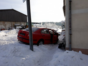 V Černé v Pošumaví narazilo auto do rodinného domu. Řidič byl v kritickém stavu převezen do nemocnice