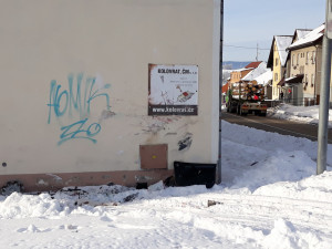 V Černé v Pošumaví narazilo auto do rodinného domu. Řidič byl v kritickém stavu převezen do nemocnice