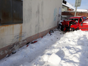 V Černé v Pošumaví narazilo auto do rodinného domu. Řidič byl v kritickém stavu převezen do nemocnice