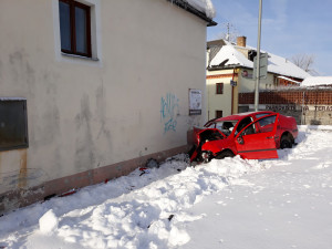 V Černé v Pošumaví narazilo auto do rodinného domu. Řidič byl v kritickém stavu převezen do nemocnice