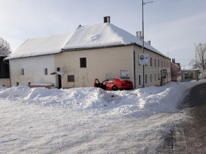 V Černé v Pošumaví narazilo auto do rodinného domu. Řidič byl v kritickém stavu převezen do nemocnice