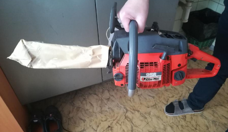 Muž vyrazil do obchodu s nastartovanou motorovkou