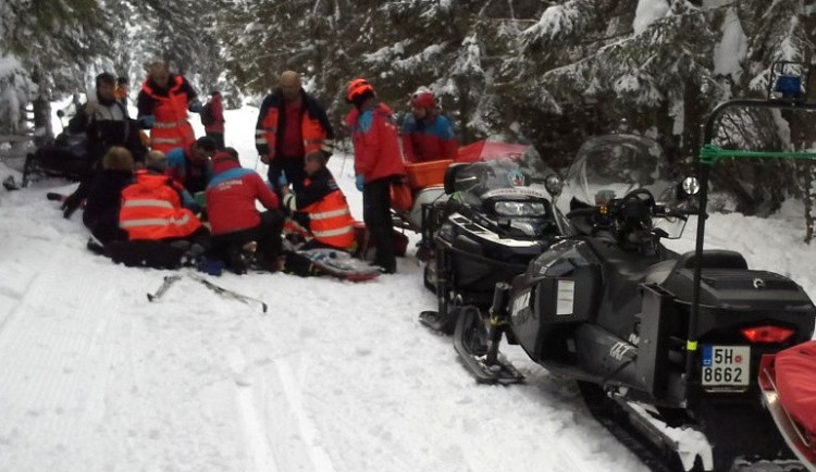Záchranáři na Zadově zasahovali u dalšího zraněného lyžaře