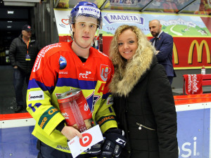 Dita Dvořáková z Budějcké Drbny předala tekutou cenu Motorákovi měsíce prosince Pavlu Pýchovi