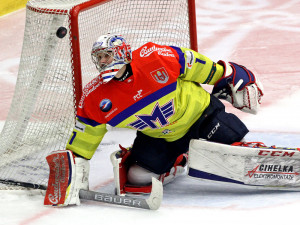 Domácí gólman Jan Strmeň měl ve třetí třetině možná víc práce, než si sám představoval