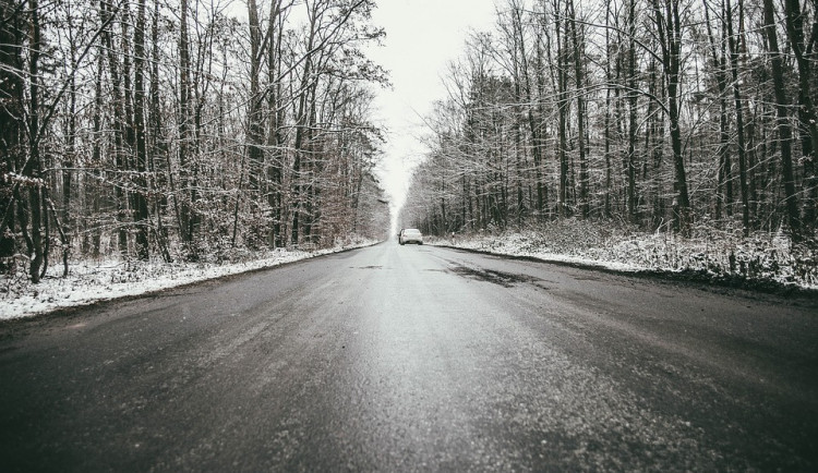 Silnice jsou na některých místech namrzlé