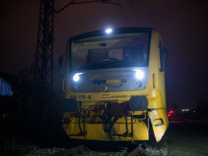 Mezi Nemanicemi a Hrdějcemi stojí havarovaný vlak. Nehodu vyšetřuje kriminálka
