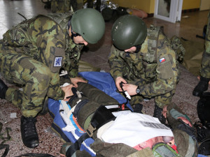 Pro zastavění masivního krvácení se používá junkční turniket