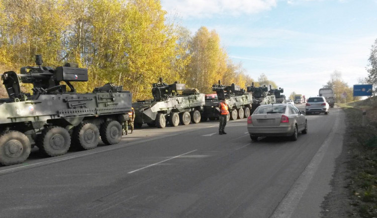 Pětice pandurů a osobní auto havarovaly 4. listopadu 2016 v Táboře Čekanicích.