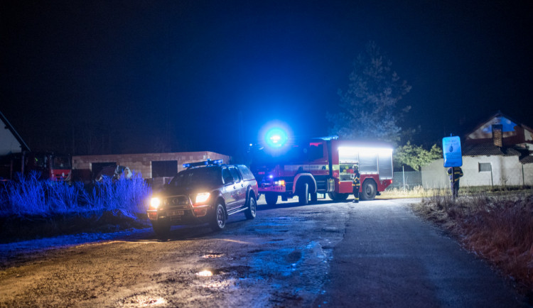 Mezi Nemanicemi a Hrdějcemi stojí havarovaný vlak. Nehodu vyšetřuje kriminálka