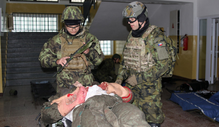 Při péči o pacienta se používají různé pomůcky. Jednou z nich je krční dlaha.