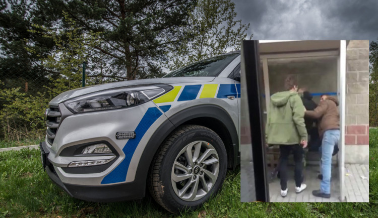 Policie řeší potyčku revizorů s cestujícími. Celý incident natočili svědci na video