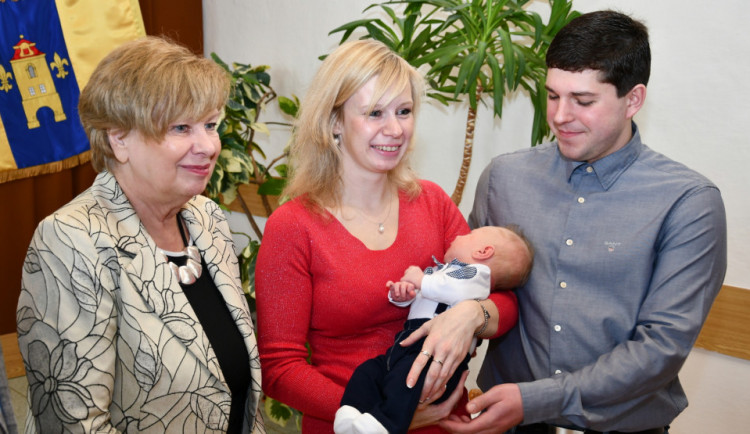 Hejtmanka Stráská přivítala první miminko roku 2019. Ať jsi zdravý jako dub, popřála mu