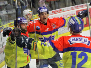 Důležitou vyrovnávací trefu na 2:2 zaznamenal ve druhé třetině Martin Novák (vlevo s Žigou Pavlinem a Pavlem Pýchou)