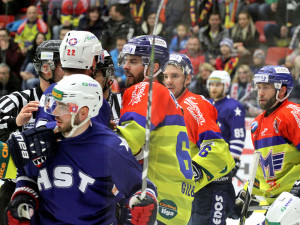 Potyčku mezi Davidem Gilbertem a Vladimírem Brožem se snaží ukončit oba čároví rozhodčí