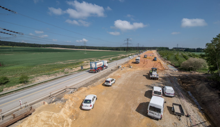 Část dálnice D3 z Hodějovic do Třebonína se může začít stavět. ŘSD předalo staveniště