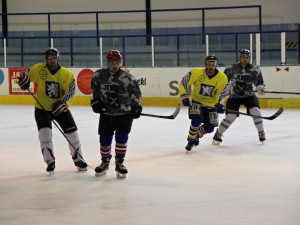 Vojáci na chvíli vyměnili uniformy za hokejové dresy a změřili své síly v hokeji