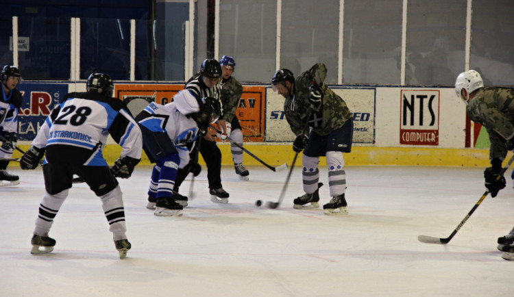 Vojáci na chvíli vyměnili uniformy za hokejové dresy a změřili své síly v hokeji