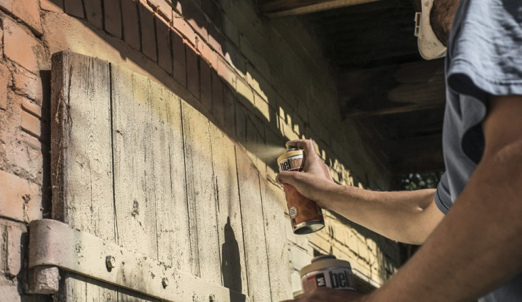 Táborští policisté pátrají po neznámém vandalovi, který posprejoval Bechyňskou bránu