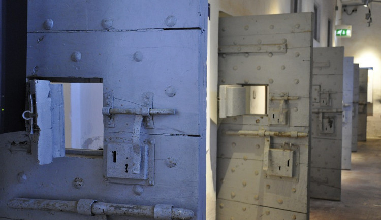 Vojáci, kteří se loni poprali v Sezimově Ústí kvůli padlým kolegům, budou potrestáni