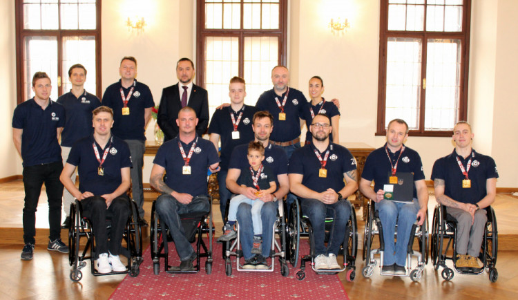 Náměstek primátora dnes pogratuloval vozíčkářům Štírů, kteří přivezli zlato z paraher