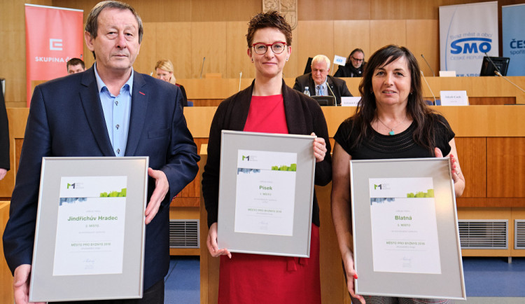 Zleva starosta Stanislav Mrvka, místostarostka Petra Trambová a starostka Kateřina Malečková