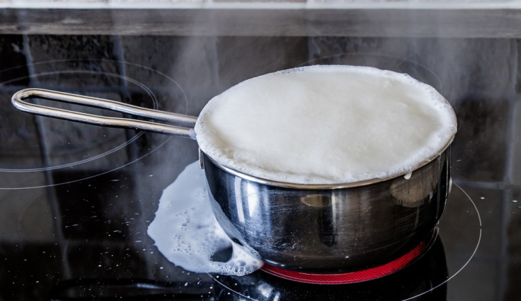 Spolubydlící se v Brně porvali u vaření oběda. Muž zmlátil kolegu berlí, pak do krve pokousal kamarádku